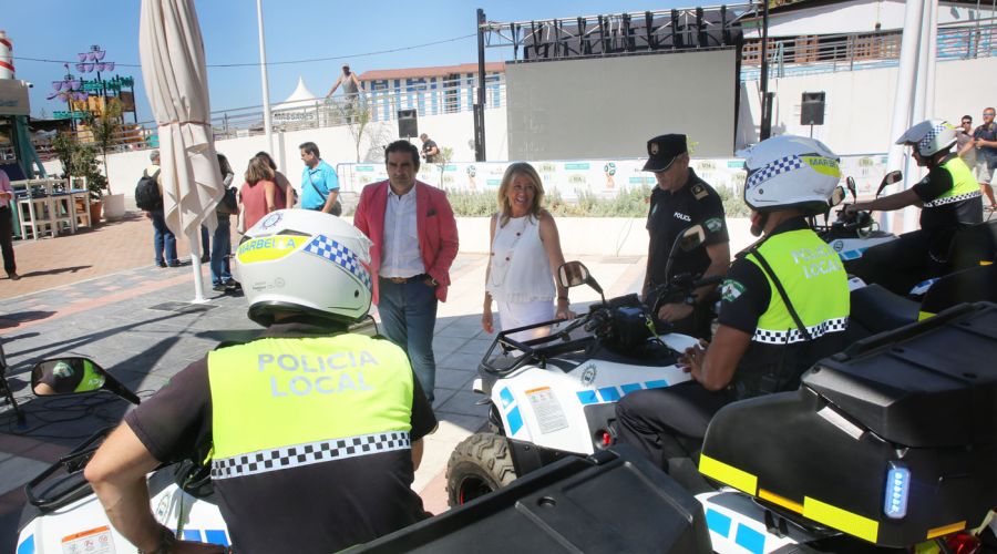 El Ayuntamiento presenta el nuevo servicio de mantenimiento de playas “para garantizar un perfecto estado del litoral durante todo el año”