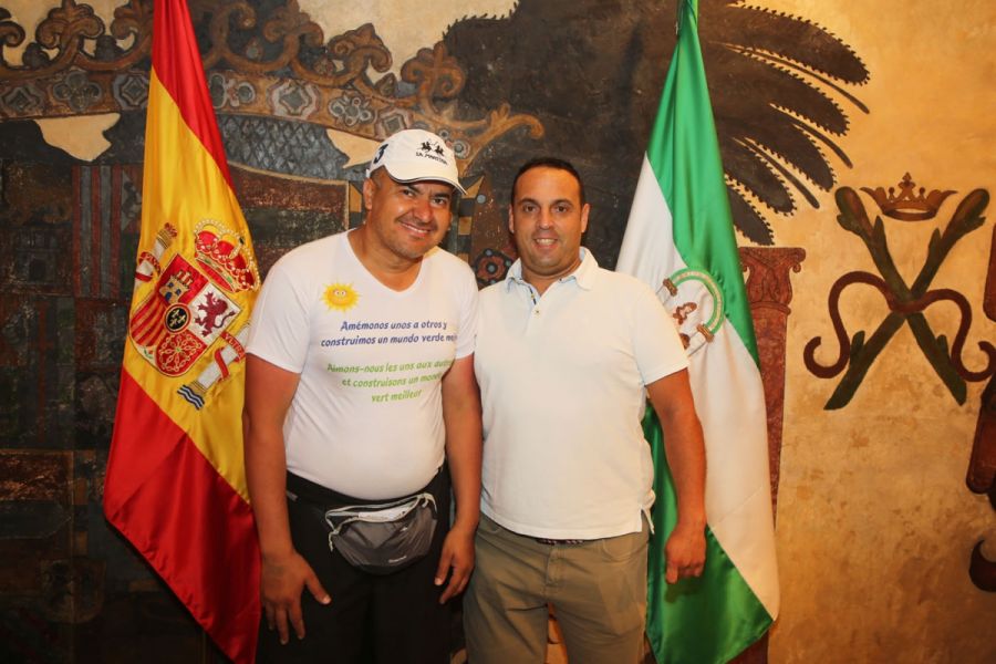 Imagen de la noticia El concejal de Deportes recibe a un activista por…