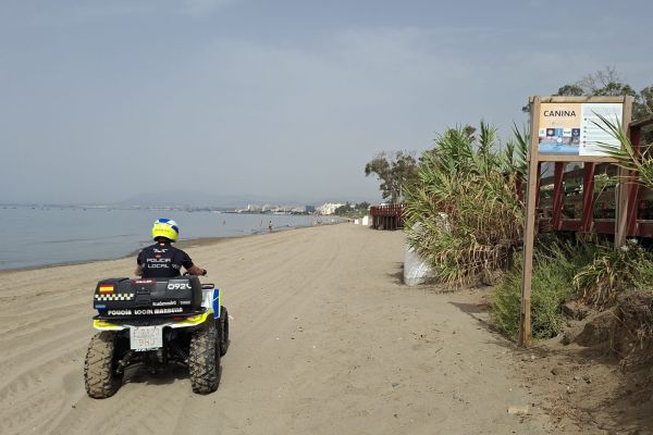 La Policía Local mantiene un dispositivo con un centenar de efectivos para la vigilancia de las playas y el control del cumplimiento de las ordenanzas municipales