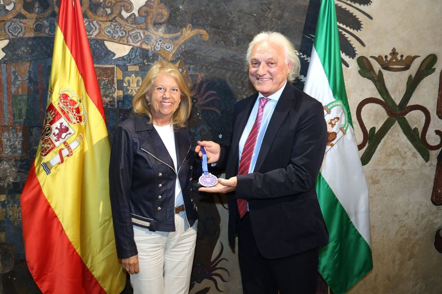 Imagen de la noticia La alcaldesa recibe en el Ayuntamiento al doctor…