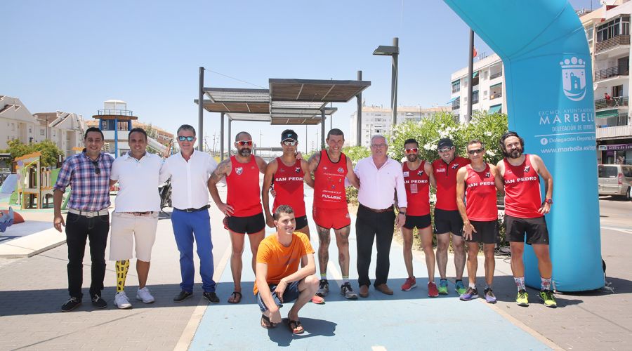 San Pedro Alcántara recibe al deportista Fernando Plaza en su ‘Desafío Transibérico’ por la península para recaudar fondos a beneficio de la Asociación Sonrisa de Lunares