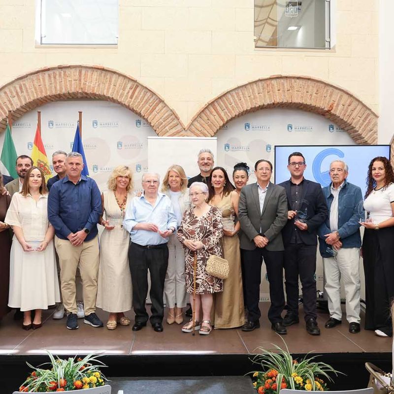 La alcaldesa subraya “la trayectoria y la dedicación” de una docena de negocios en los reconocimientos otorgados a comercios del distrito Marbella Oeste