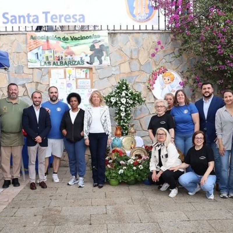 La alcaldesa acompaña a la Asociación de Vecinos Las Albarizas en su celebración solidaria de la Cruz de Mayo para recaudar fondos para un alumno del Colegio Santa Teresa