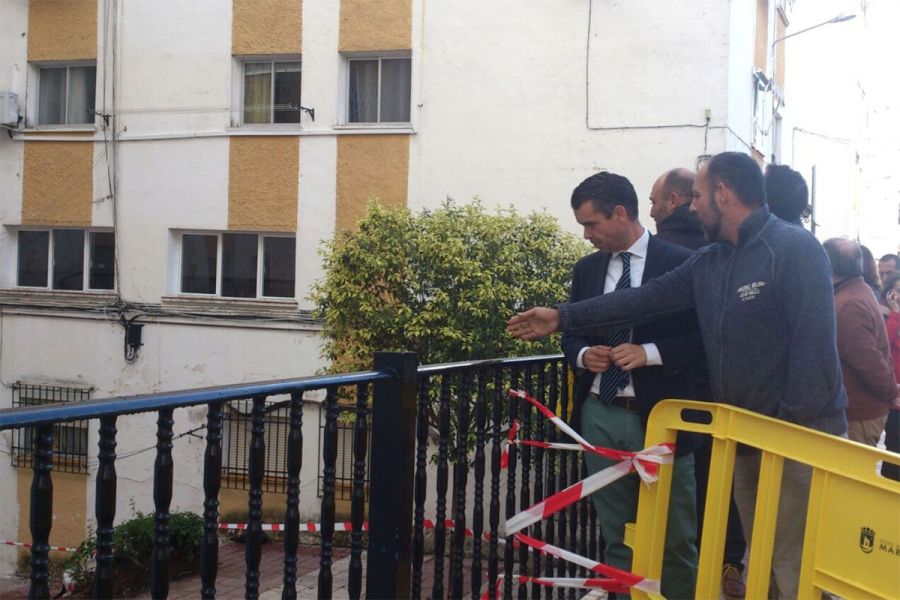 Imagen de la noticia El Ayuntamiento retira los escombros de la plazol…