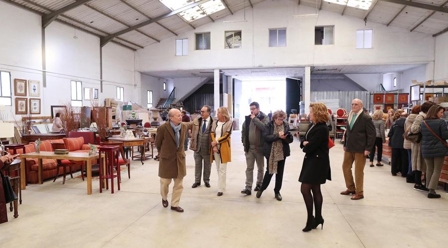 La alcaldesa respalda la labor de Cáritas en la inauguración de su nuevo bazar en la barriada Plaza de Toros