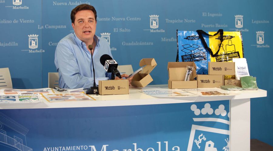 El Ayuntamiento emprende una campaña de concienciación para facilitar el reciclaje de cartón a comerciantes y vecinos