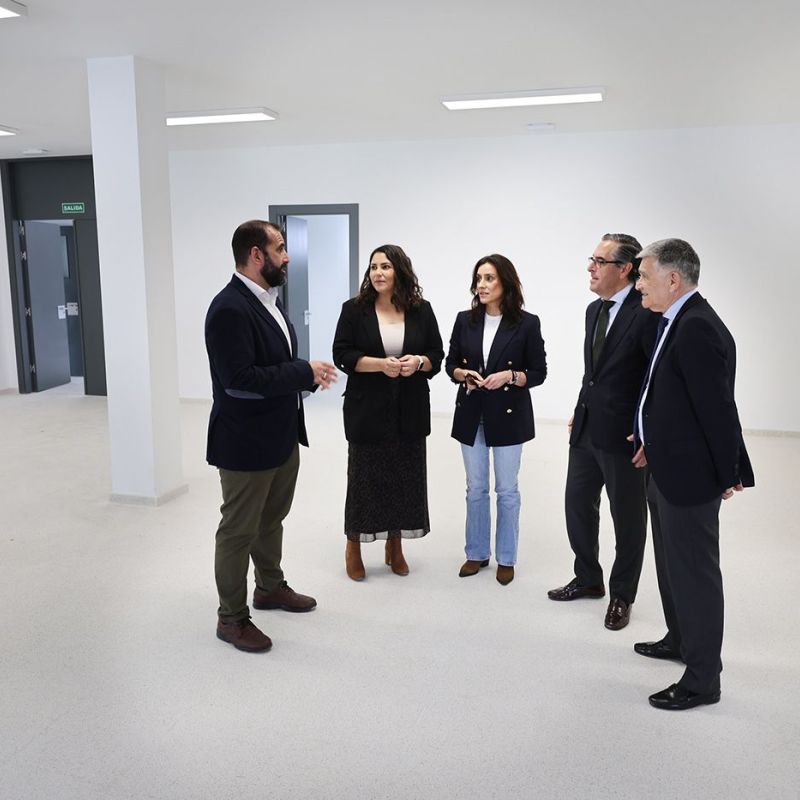 El Ayuntamiento y la Junta destacan el “esfuerzo inversor” en materia de educación, tras la rehabilitación integral de uno de los edificios del CEIP Miguel Hernández