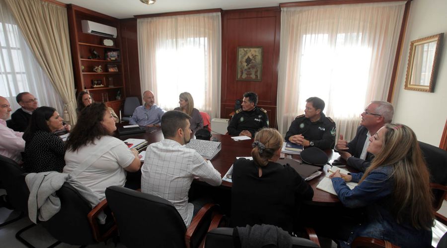 San Pedro Alcántara acoge la primera reunión de una mesa de trabajo que busca conocer de primera mano las necesidades de la comunidad educativa y mejorar su calidad