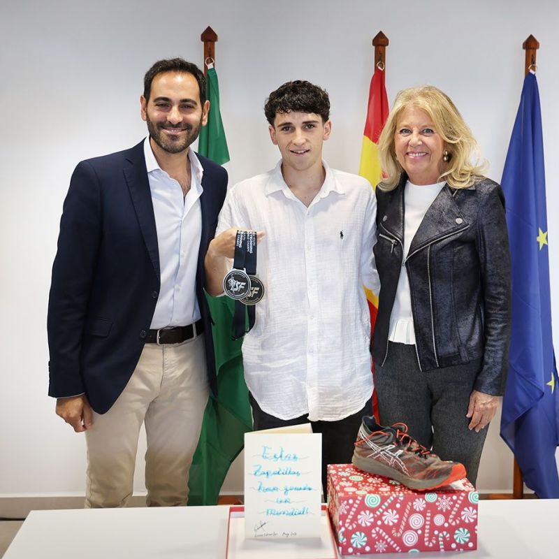 La alcaldesa recibe al joven deportista Lucas Gámez tras proclamarse campeón del mundo de Skyrunning en Croacia