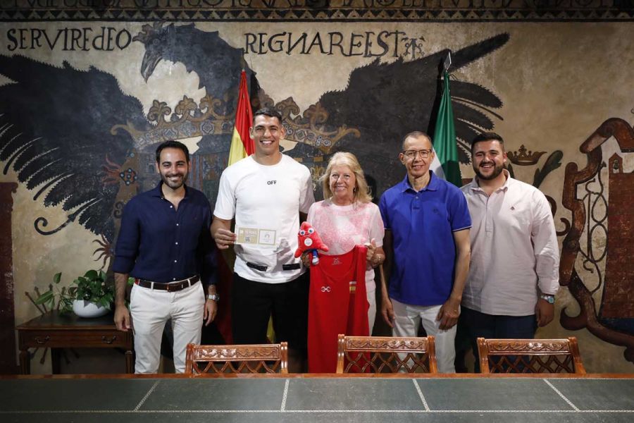 Imagen de la noticia La alcaldesa recibe al boxeador marbellí Ayoud Gh…