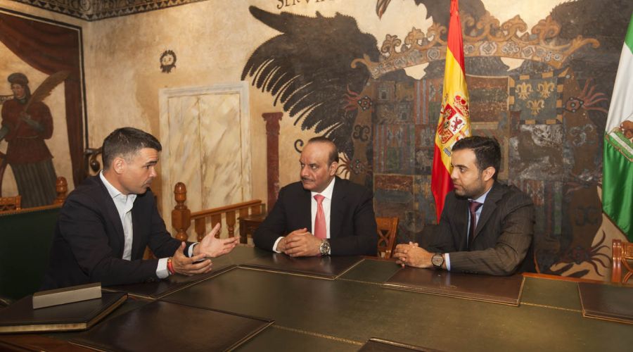 El alcalde recibe al cónsul general de Arabia Saudí en Málaga