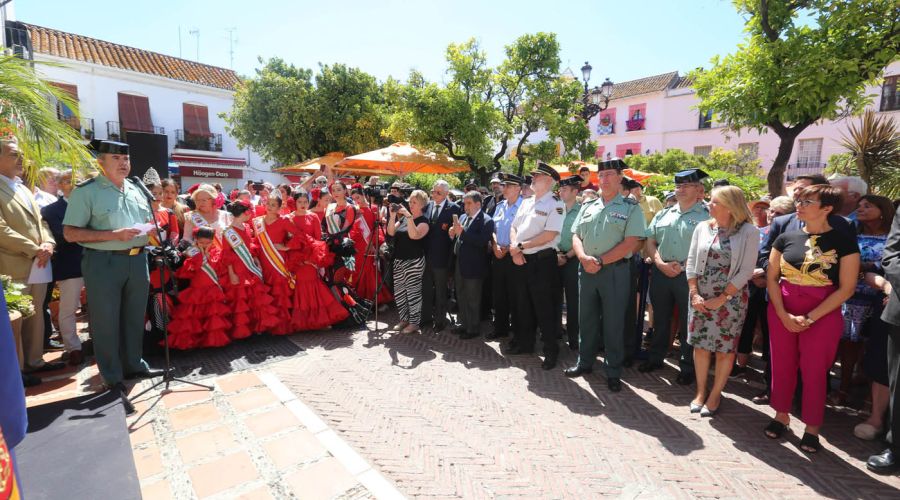 Marbella rinde tributo a la Guardia Civil, con motivo del 175 aniversario de su fundación, con una placa en su honor en el edificio consistorial