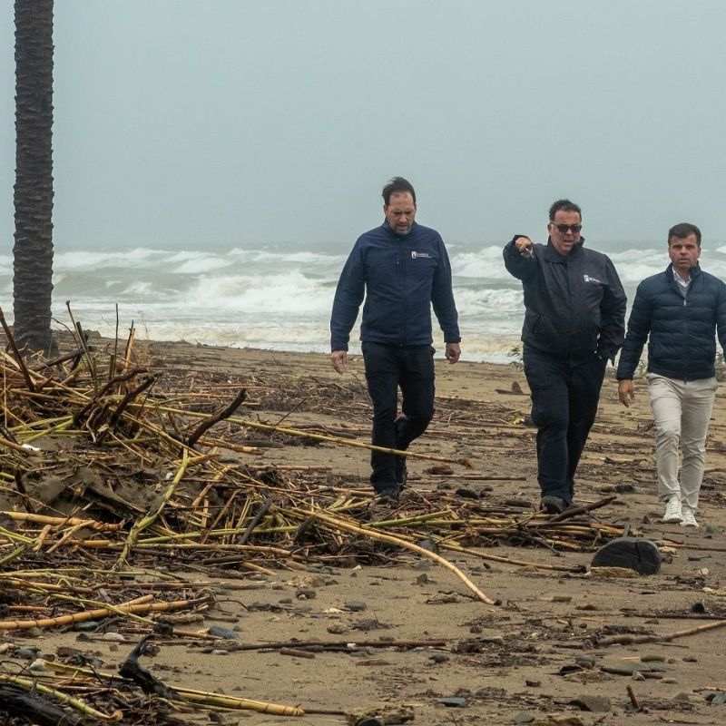 El temporal reduce hasta diez metros la anchura de varias playas de la ciudad y provoca importantes pérdidas de arena