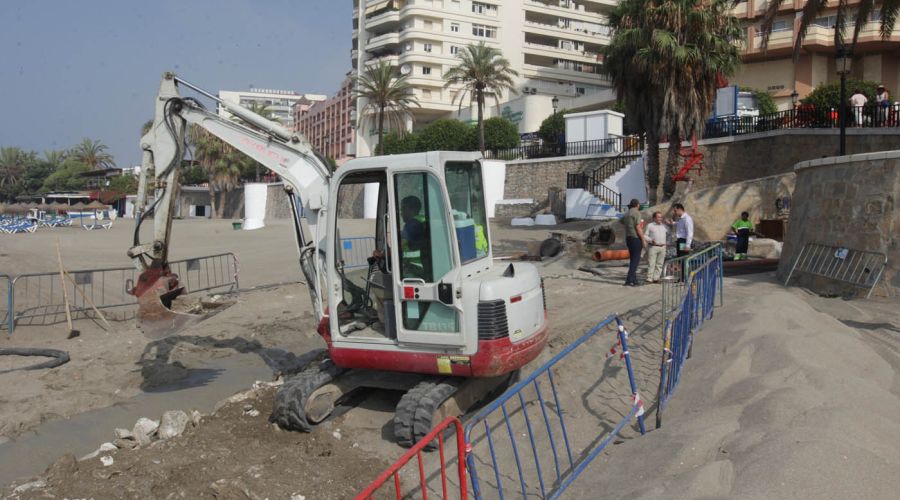 El Ayuntamiento impulsa los trabajos de reparación de la desembocadura del Arroyo de la Represa en la playa La Venus-Bajadilla
