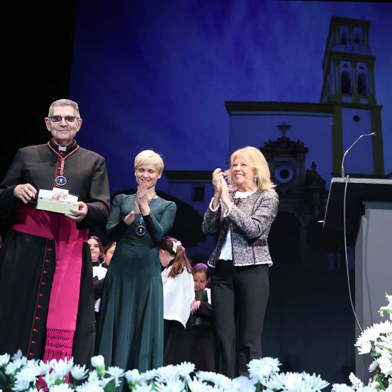 La alcaldesa asistió a la lectura del pregón de la Semana Santa de Marbella 2026
