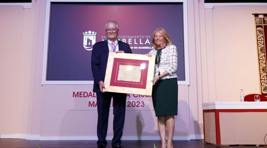 Marbella entrega las Medallas de la Ciudad a la Hermandad del Rocío, a la asociación CADI y al empresario Cristóbal Parra “por contribuir a la creación de una ciudad próspera, llena de talento y humanidad”