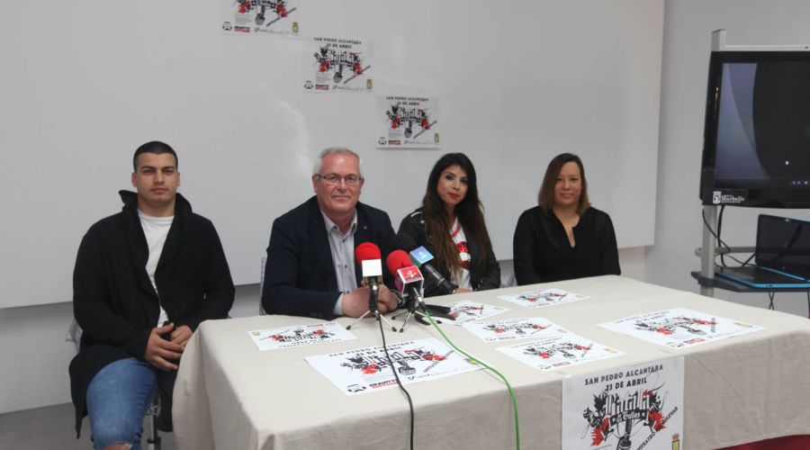 El bulevar de San Pedro acoge una “Batalla de Gallos” con la participación de una treintena de jóvenes