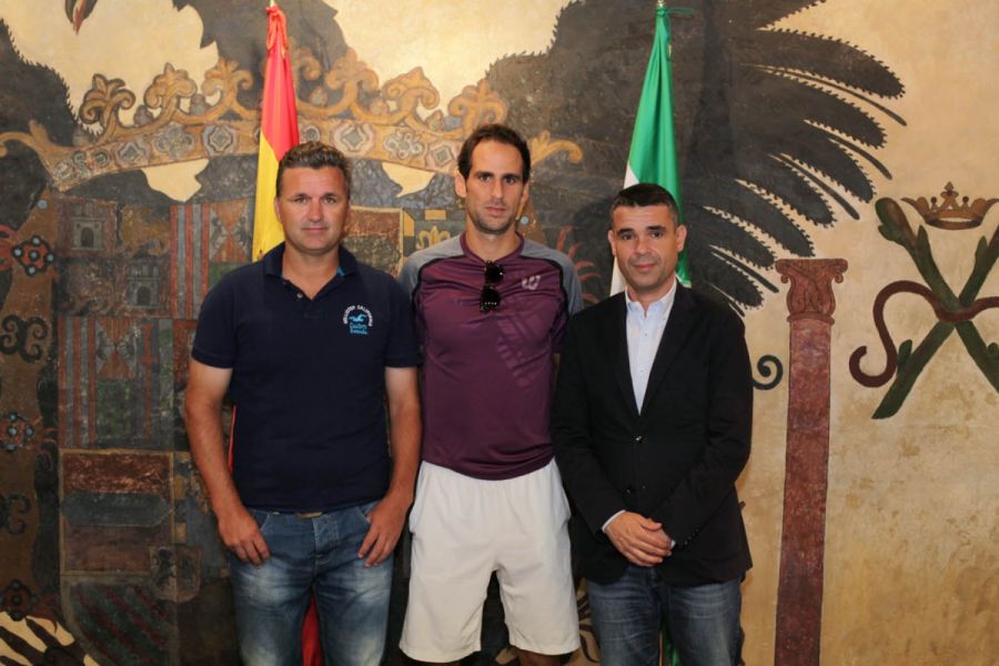 Imagen de la noticia El alcalde ha recibido en el Ayuntamiento al teni…