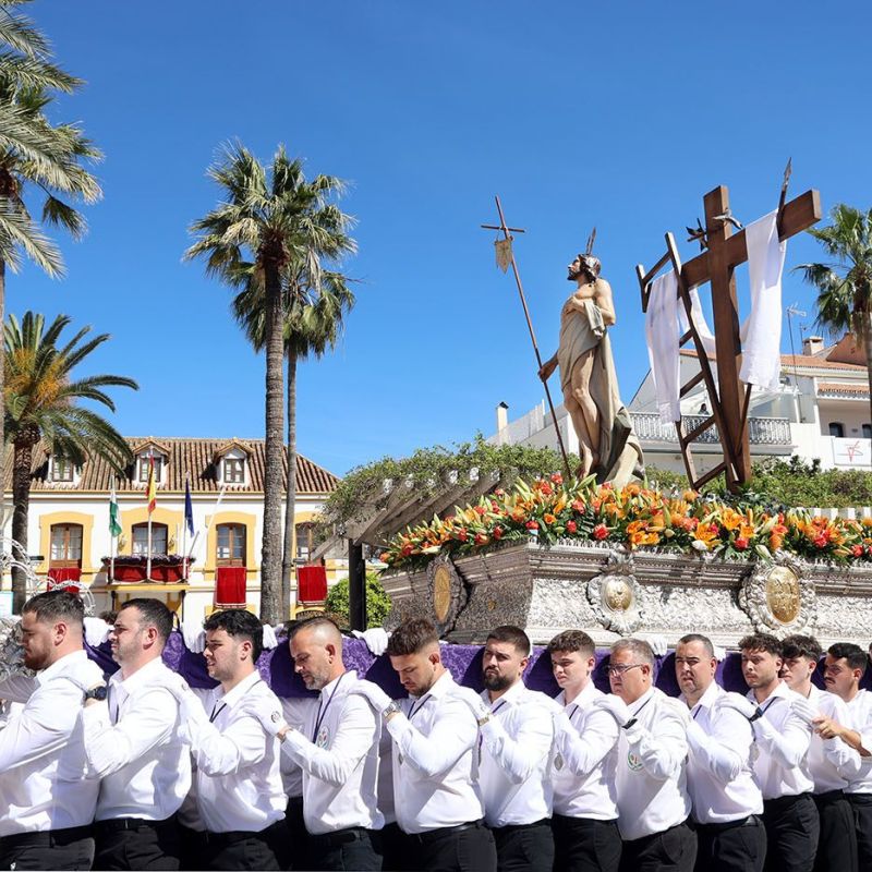 San Pedro Alcántara se despide de la Semana Santa con la alegría del Cristo Resucitado en sus calles