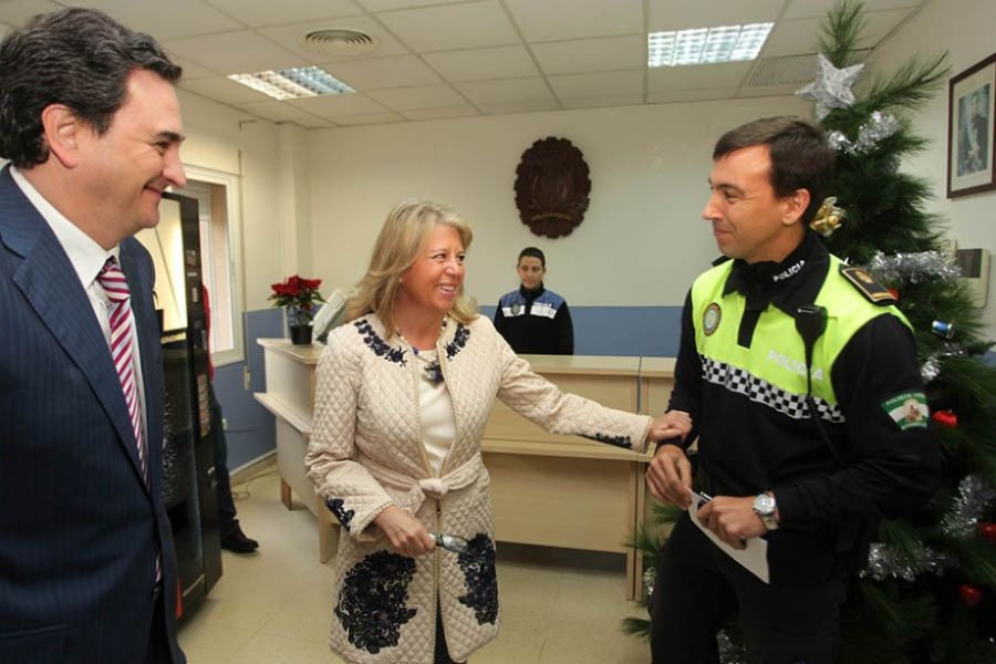 Imagen de la noticia La alcaldesa visita los retenes de bomberos y pol…