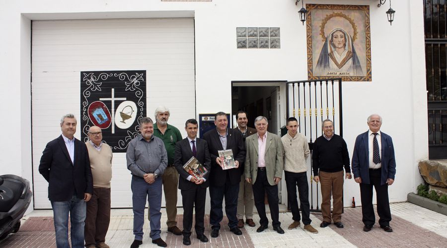 El alcalde ha acompañado a la Hermandad del Cautivo en la presentación de la tercera edición de su revista