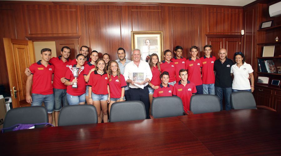 Rafael Piña ha recibido al equipo cadete y juvenil del CD Voleibol San Pedro