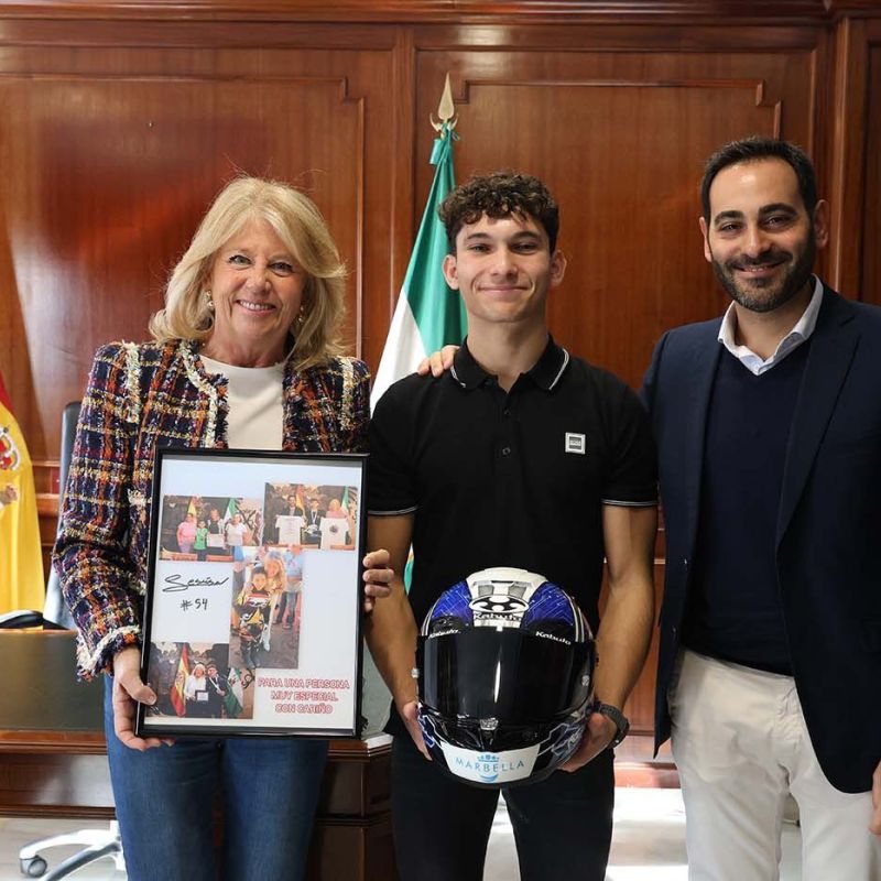 El Ayuntamiento destaca la trayectoria del piloto marbellí Jesús Ríos y renueva y amplía su acuerdo de patrocinio por cuatro años