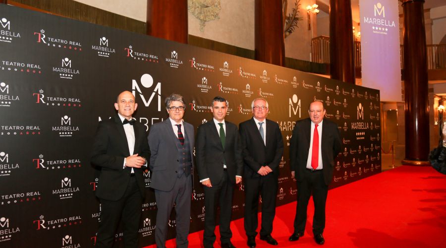 El alcalde destaca la fortaleza de Marbella como destino turístico y la apuesta por la excelencia y la innovación en el sector en la presentación de la imagen de la ciudad en el Teatro Real
