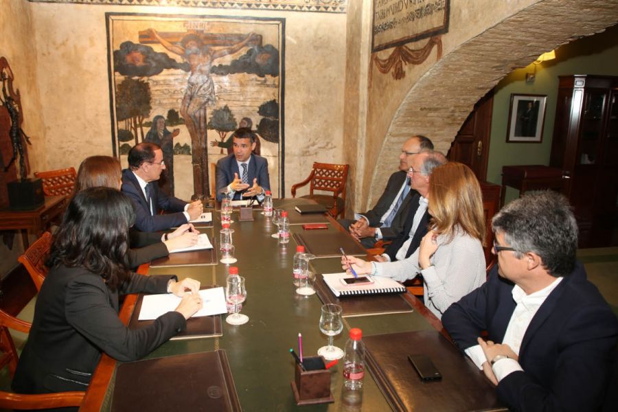 Imagen de la noticia El alcalde aborda con representantes del sector e…