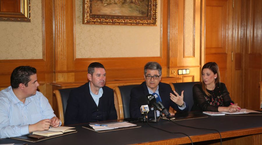 El Ayuntamiento y la Junta abordan con músicos locales el borrador del nuevo decreto autonómico que regulará la actividad recreativa y de ocio