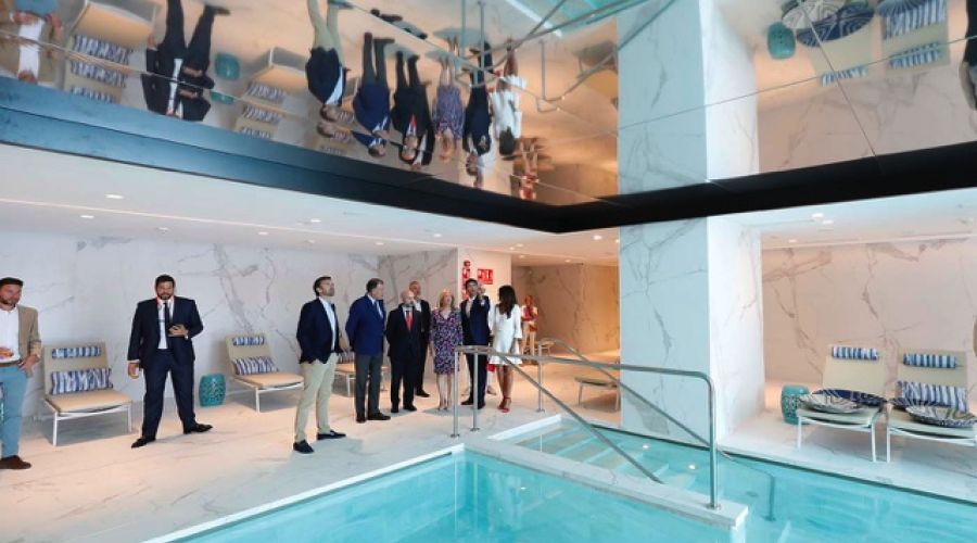 La alcaldesa subraya que la marca Marbella “hoy brilla más aún con la apertura del establecimiento hotelero que supone el regreso del Club Med a España”