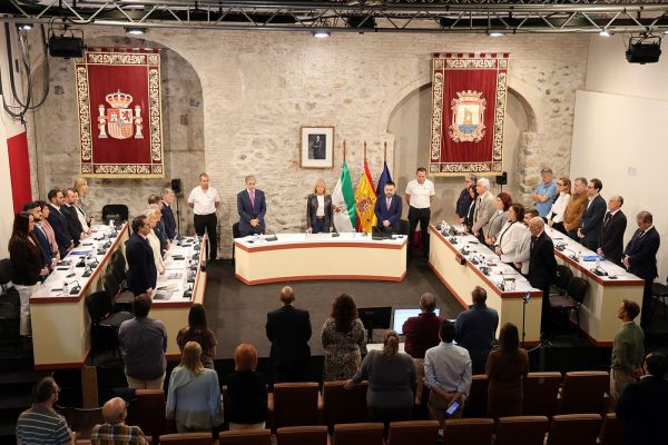 El Pleno ordinario de octubre, marcado por el accidente ferroviario de Toledo, aprueba la formación de las mesas electorales para las elecciones generales y el manifiesto para el Día de la Eliminación de la Violencia contra la Mujer
