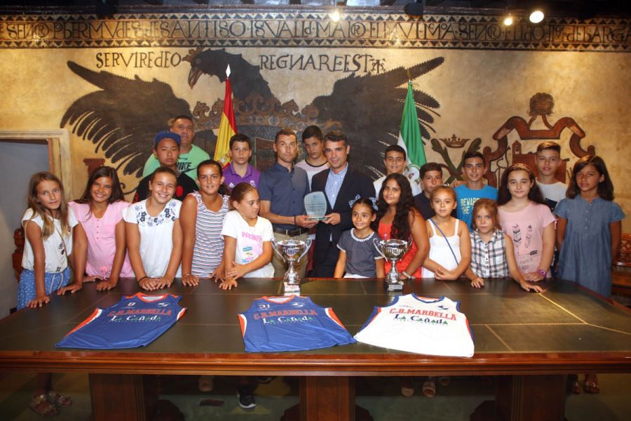 Imagen de la noticia El alcalde felicita a tres equipos del CB Marbell…