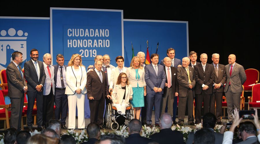 El Ayuntamiento reconoce la trayectoria personal y profesional de dieciséis vecinos con la entrega del título de Ciudadano Honorario