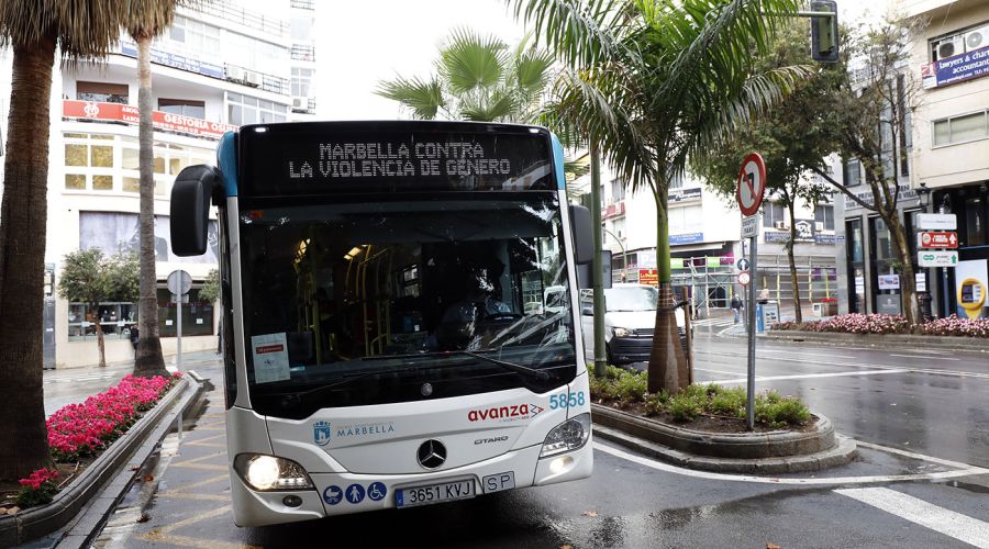 Marbella se suma a la celebración del Día Internacional de la Eliminación de la Violencia hacia la Mujer con un recuerdo a las víctimas y la lectura de un manifiesto reivindicativo