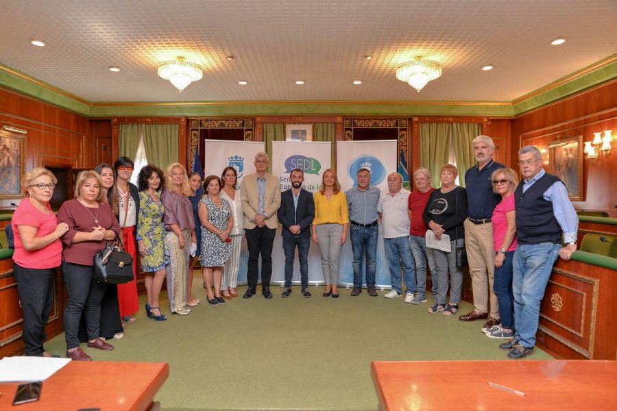 Imagen de la noticia Miembros de la Corporación municipal y representa…