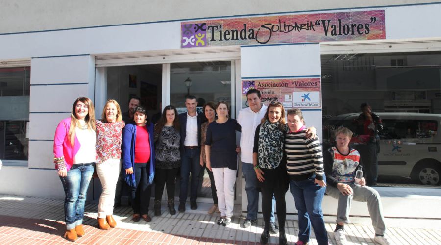 El alcalde apoya la labor de la Asociación Valores en la inauguración de su tienda benéfica en San Pedro