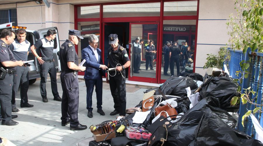 La Policía Local destruye 1.600 artículos falsificados intervenidos en la campaña de control de la venta irregular en el Paseo Marítimo y Puerto Banús