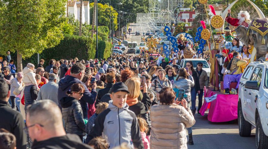 Los Reyes Magos llenan las calles del municipio de magia y color y reparten ilusión entre los más pequeños