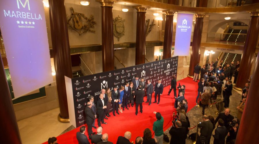 El alcalde destaca la fortaleza de Marbella como destino turístico y la apuesta por la excelencia y la innovación en el sector en la presentación de la imagen de la ciudad en el Teatro Real