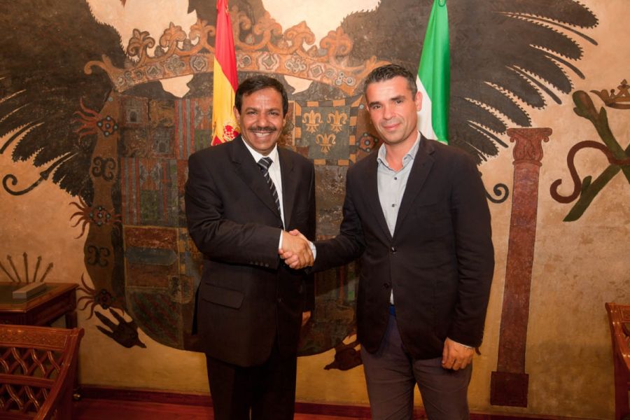 Imagen de la noticia El alcalde aborda con el embajador de Kuwait vías…