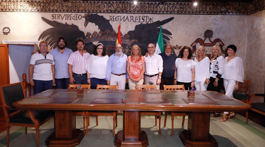 La alcaldesa recibe a la nueva Junta Directiva de la Asociación Cultural Carnavalesca Marbellí
