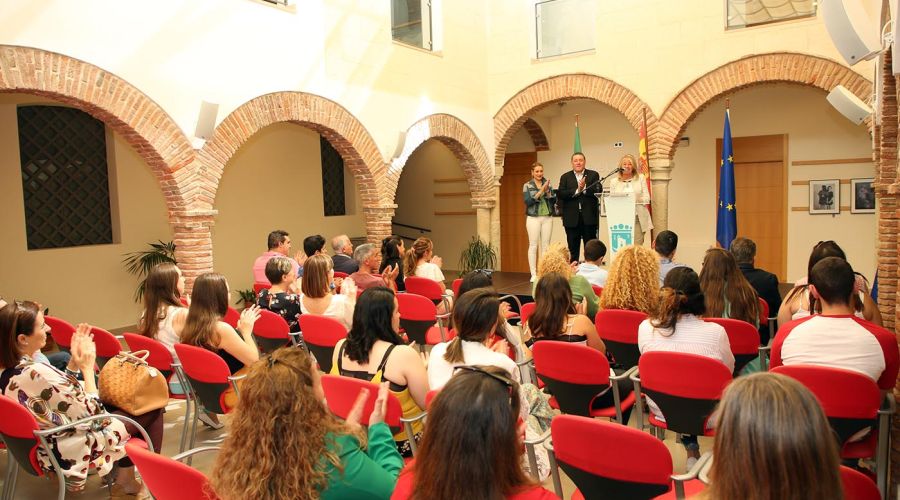 La alcaldesa destaca la \"valiosa aportación\" de las mujeres de trono de la Hermandad de Santa Marta a la Semana Santa de Marbella