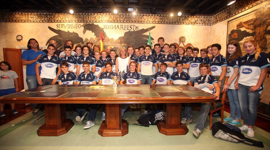 La alcaldesa recibe a los campeones en diversas categorías del Marbella Rugby Club