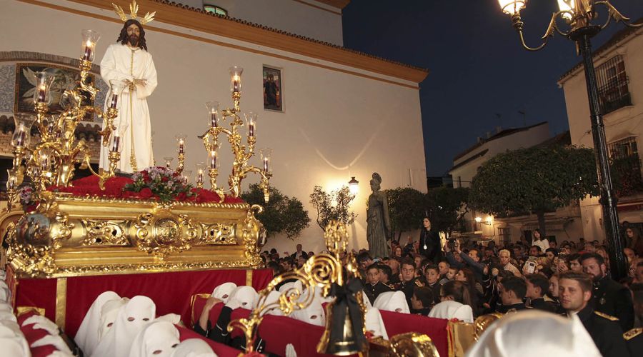 El Cautivo y Santa Marta recorren las calles de Marbella el Martes Santo
