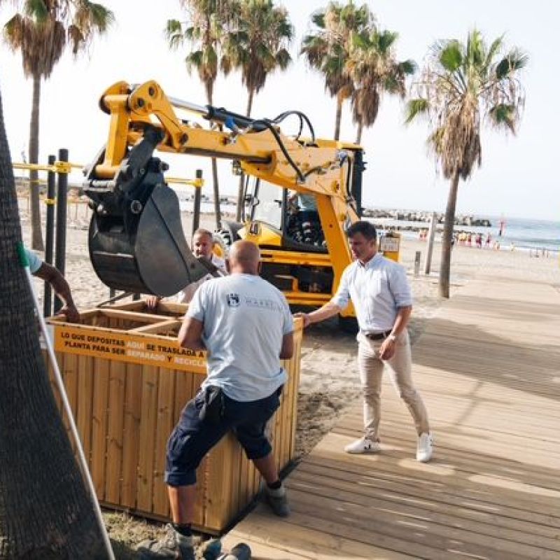 Marbella moderniza la recogida de residuos en sus playas con la instalación de 104 nuevas islas de reciclaje