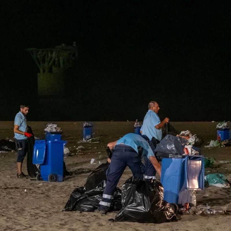 El Ayuntamiento retira en tiempo récord más de 200 toneladas de residuos tras la celebración de la noche de San Juan