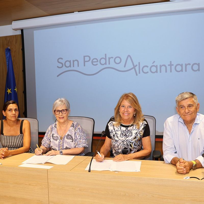 El Ayuntamiento garantiza con un nuevo convenio la atención que presta la Asociación de Fibromialgia de San Pedro Alcántara a 60 usuarios