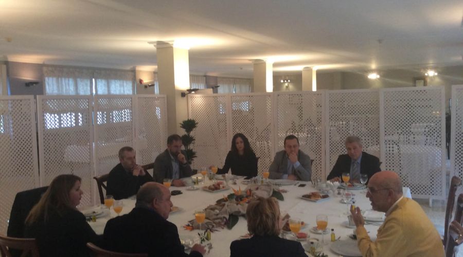 El responsable de Turismo se reúne con directores de hotel en el Bellamar
