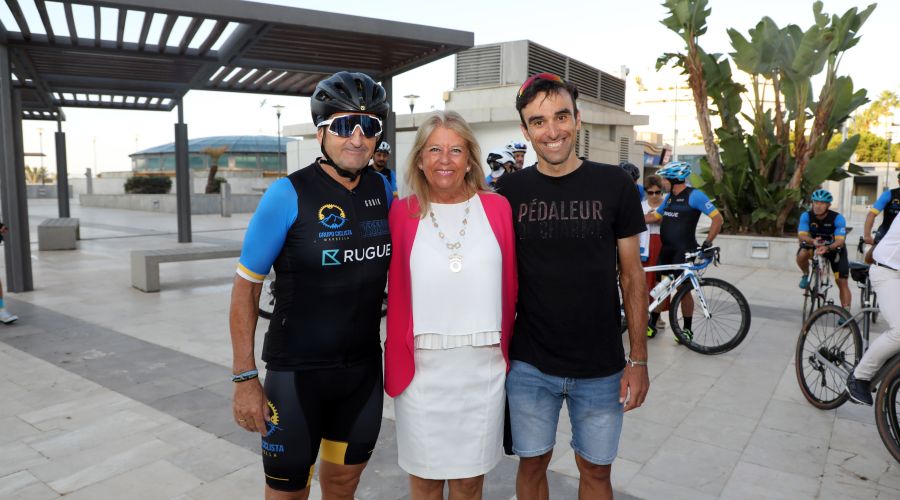 La alcaldesa arropa al Club Ciclista Marbella en su salida al Rocío y destaca “la dimensión promocional” de una iniciativa que celebra este año su tercera edición